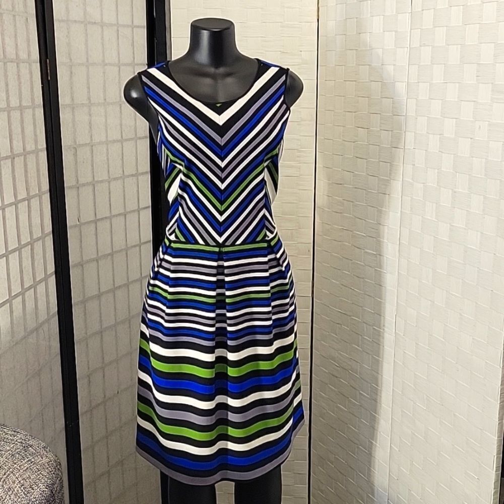NEW I LE NEW YORK HIDDEN ZIPPER CLOSURE SLEEVELESS PLEATED MULTI STRIPE DRESS